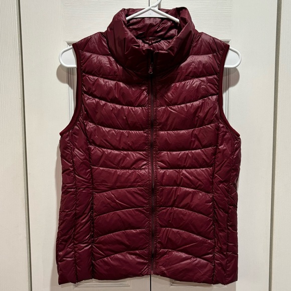 AMAZON Women’s Burgundy Winter Lightweight Zip Up Puffer Vest w/ Pockets -size S - Picture 1 of 6